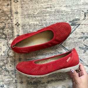 Mephisto Scarlet Elsie Perf Nubuck Flat Shoes size 8 in red